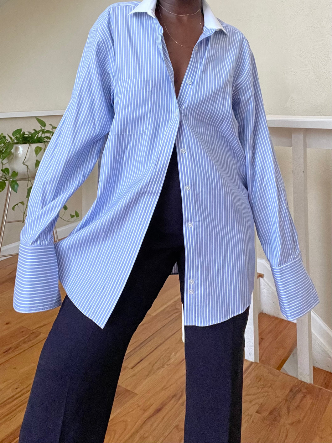 striped light blue button up w. contrast collar